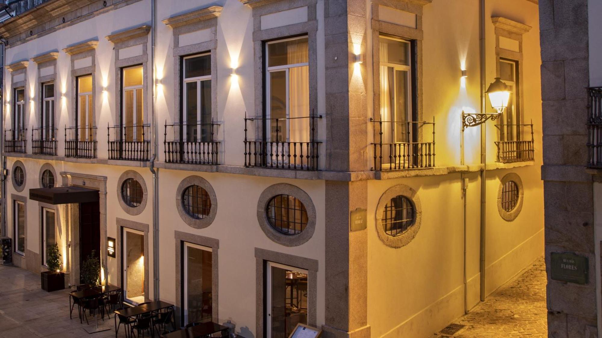Hotel Casa Da Companhia, Vignette Collection By Ihg Porto Zewnętrze zdjęcie The facade of the palace, showing the windows and balconies of the rooms