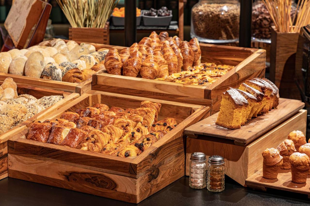Hotel Casa Da Companhia, Vignette Collection By Ihg Porto Zewnętrze zdjęcie Bread and pastry at a buffet