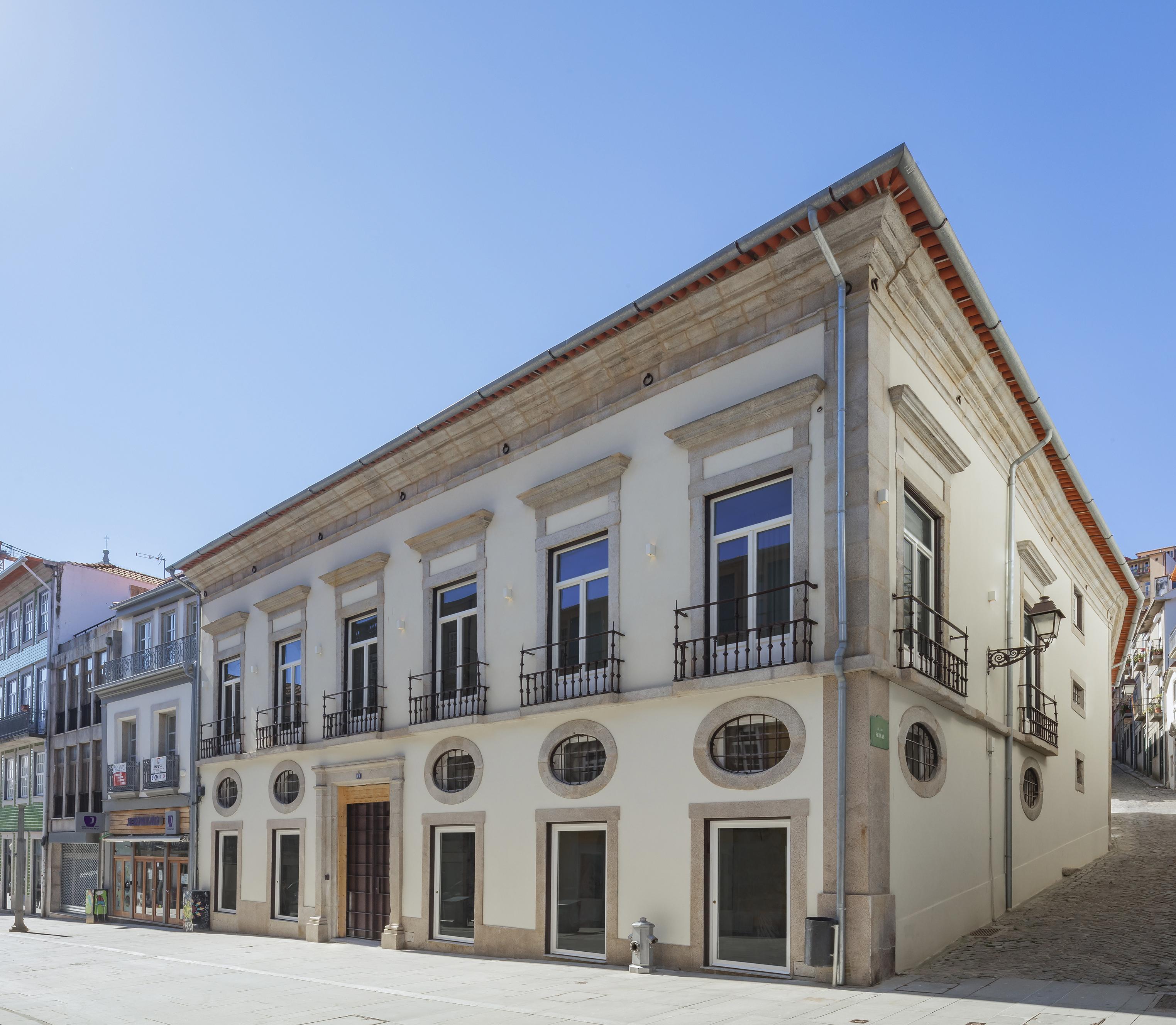 Hotel Casa Da Companhia, Vignette Collection By Ihg Porto Zewnętrze zdjęcie The facade of the Casa Diogo Cao, the first building of the University of Coimbra, built in 1290.
