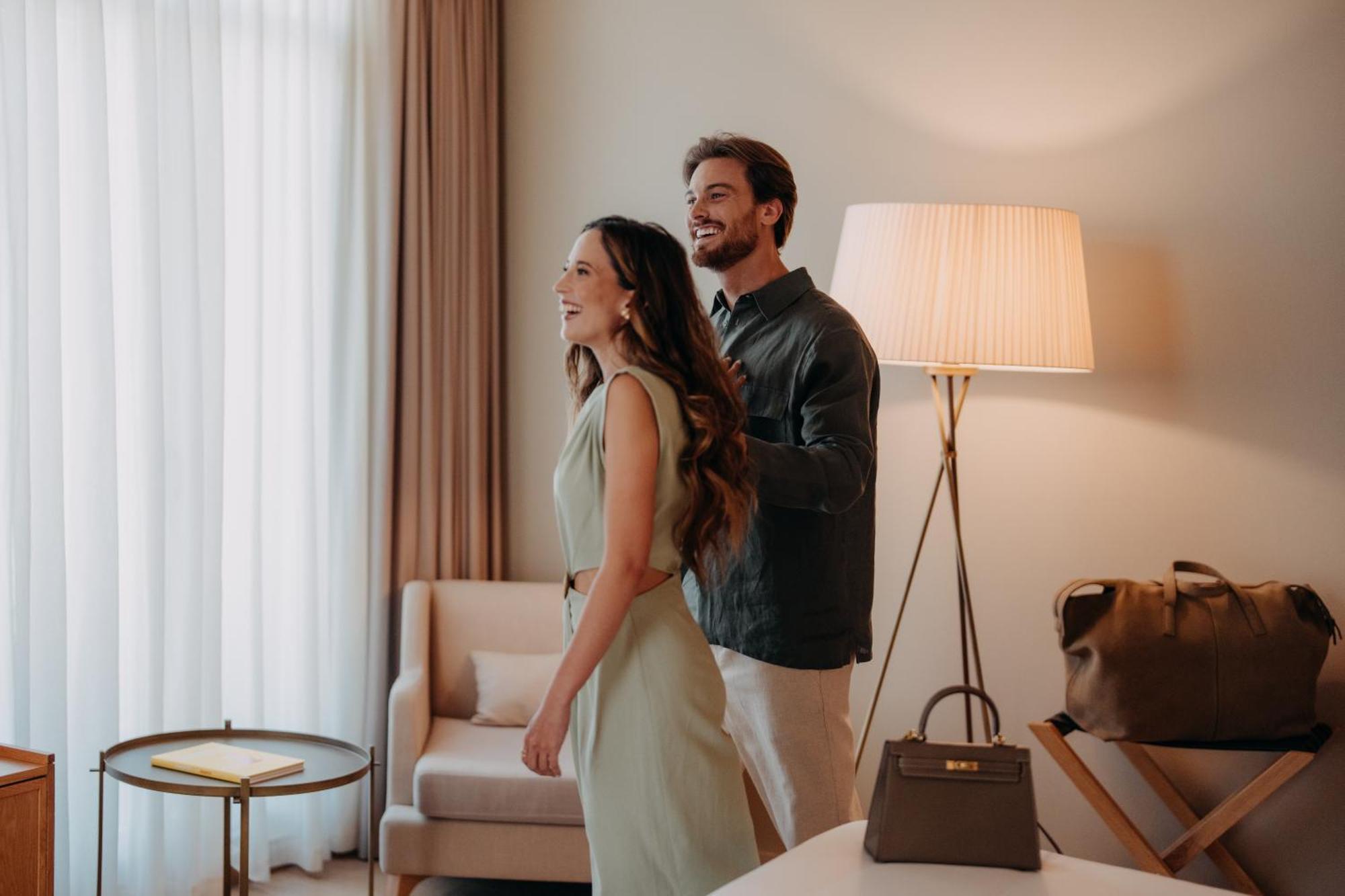 Hotel Casa Da Companhia, Vignette Collection By Ihg Porto Zewnętrze zdjęcie A couple in a hotel room