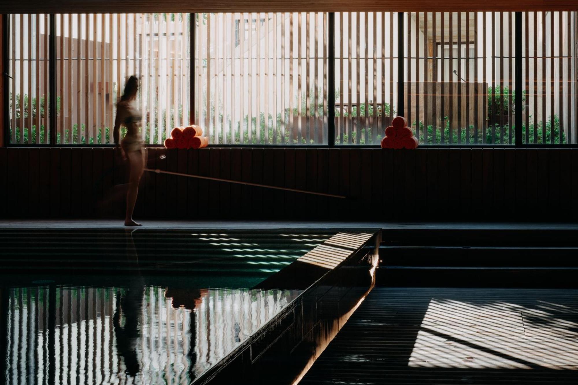 Hotel Casa Da Companhia, Vignette Collection By Ihg Porto Zewnętrze zdjęcie A woman in a traditional Japanese onsen