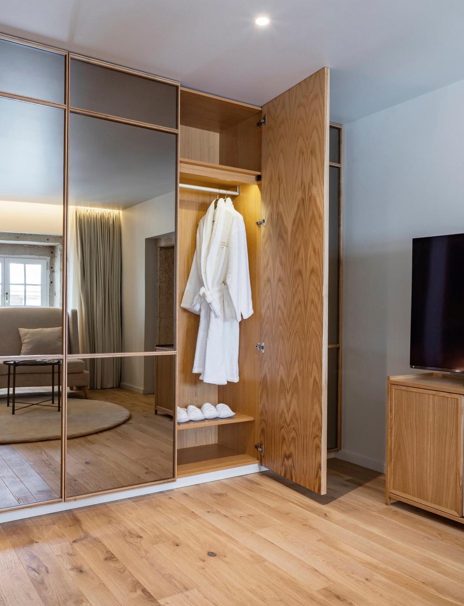 Hotel Casa Da Companhia, Vignette Collection By Ihg Porto Zewnętrze zdjęcie A bathrobe hanging on a coat rack